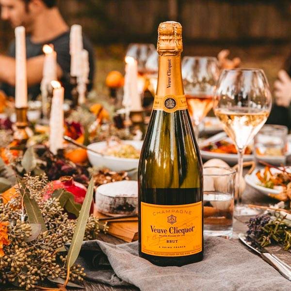 Veuve Clicquot Champagne (70cl)
