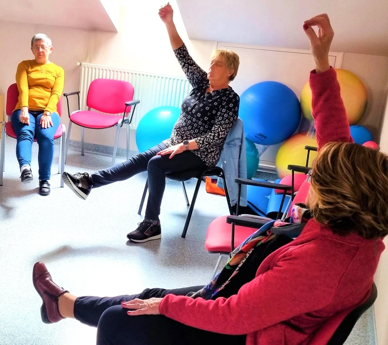Relaxation dynamique permettant une détente corporelle progressive, grâce à des mouvements ajustés aux capacités physiques des participants.