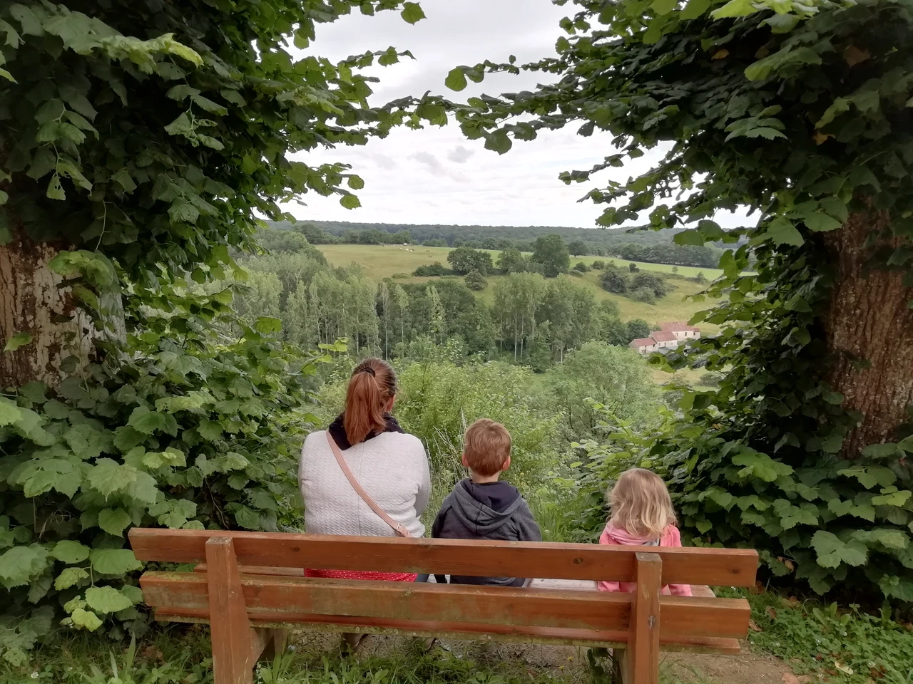 Image d'une maman à côté de ses enfant pour parler du burn out parental. Emilie Bochereau Sophrologue et Magnétiseuse