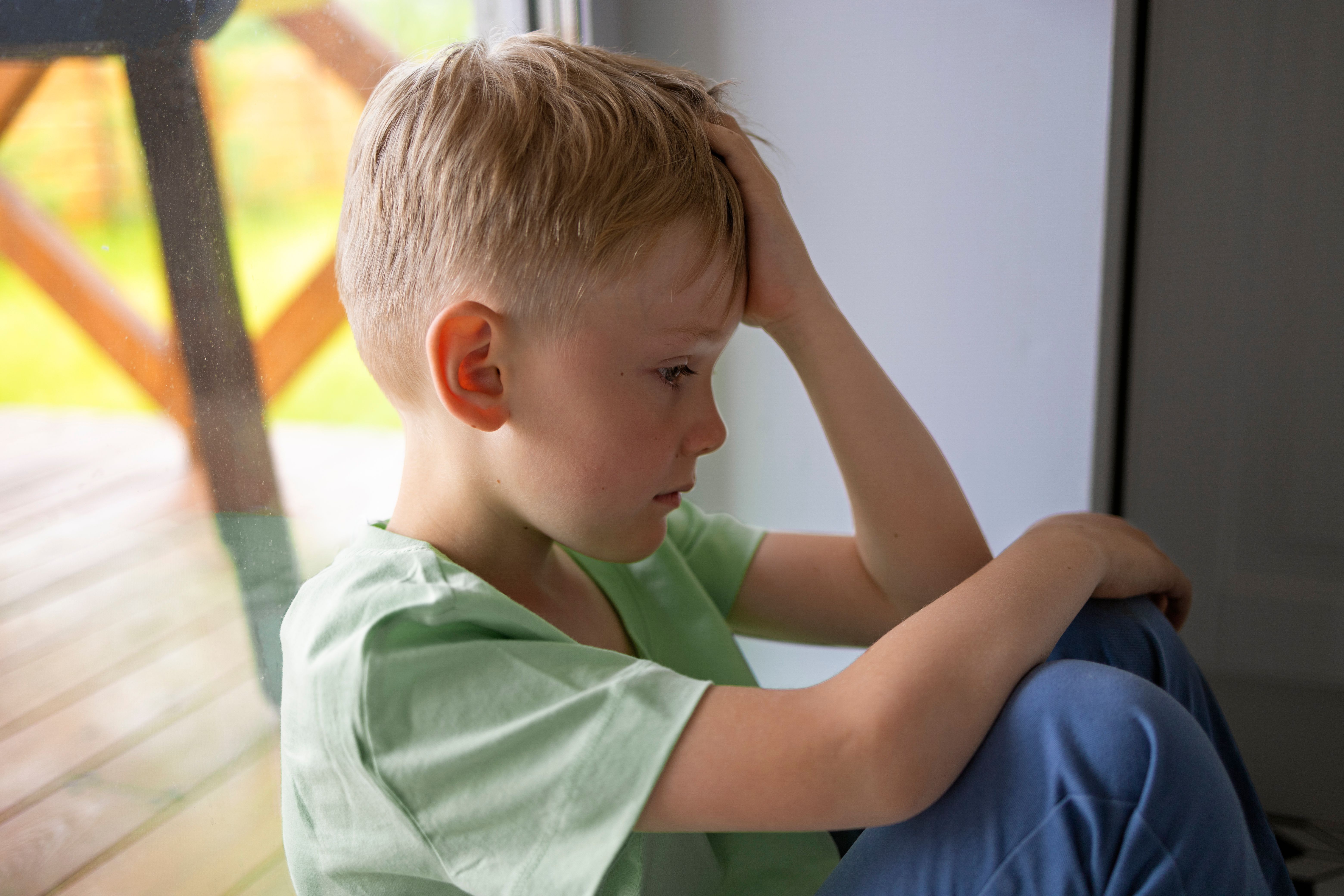 enfant triste à cause d'un changement dans sa vie