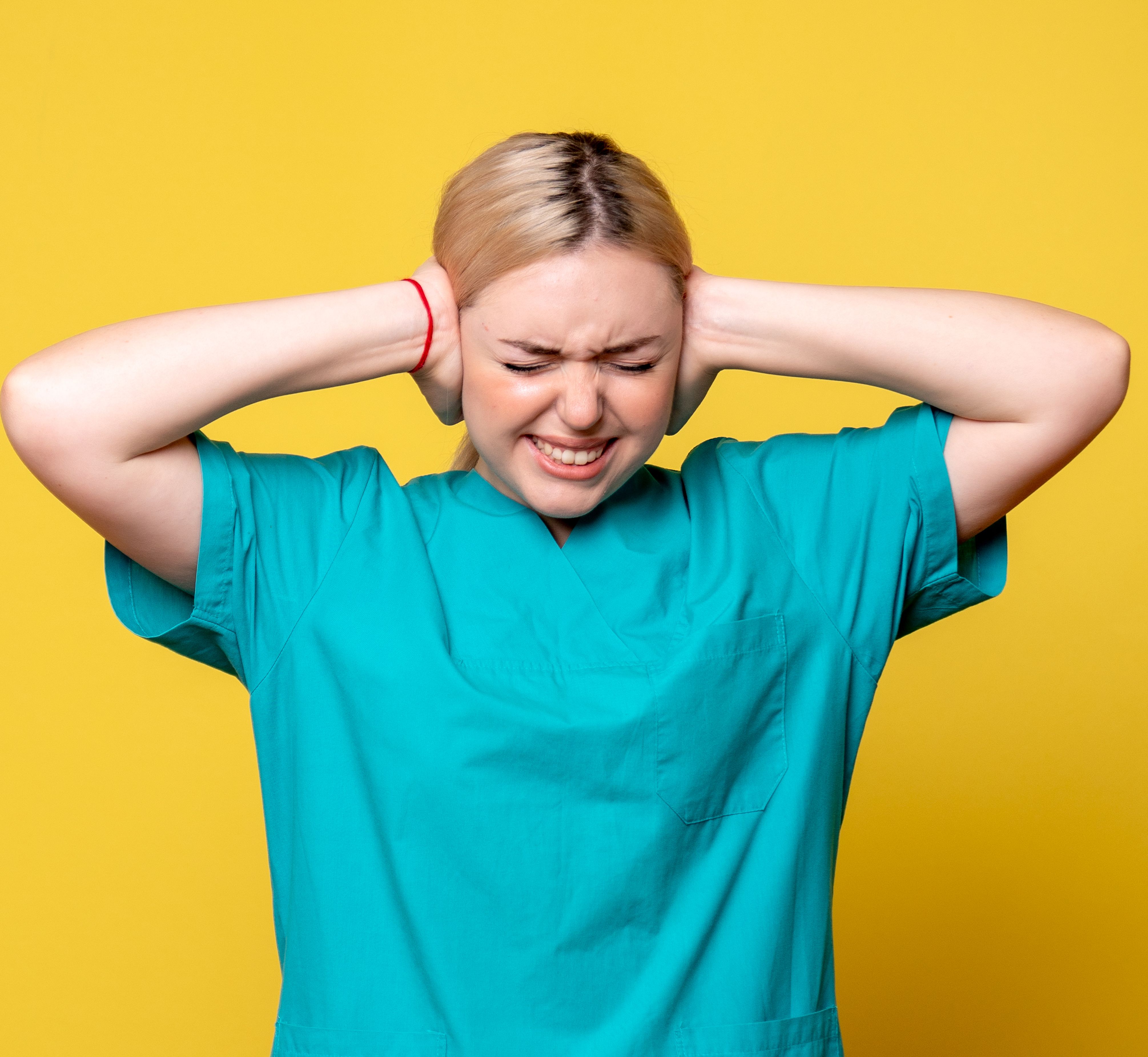 femme qui se bouche les oreilles pour se protéger du bruit