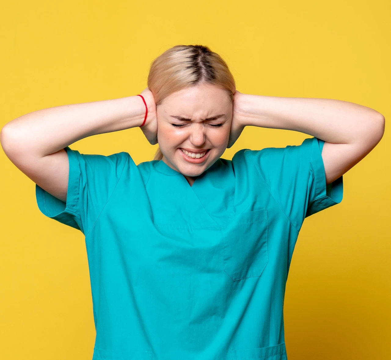 femme qui se bouche les oreilles pour se protéger du bruit