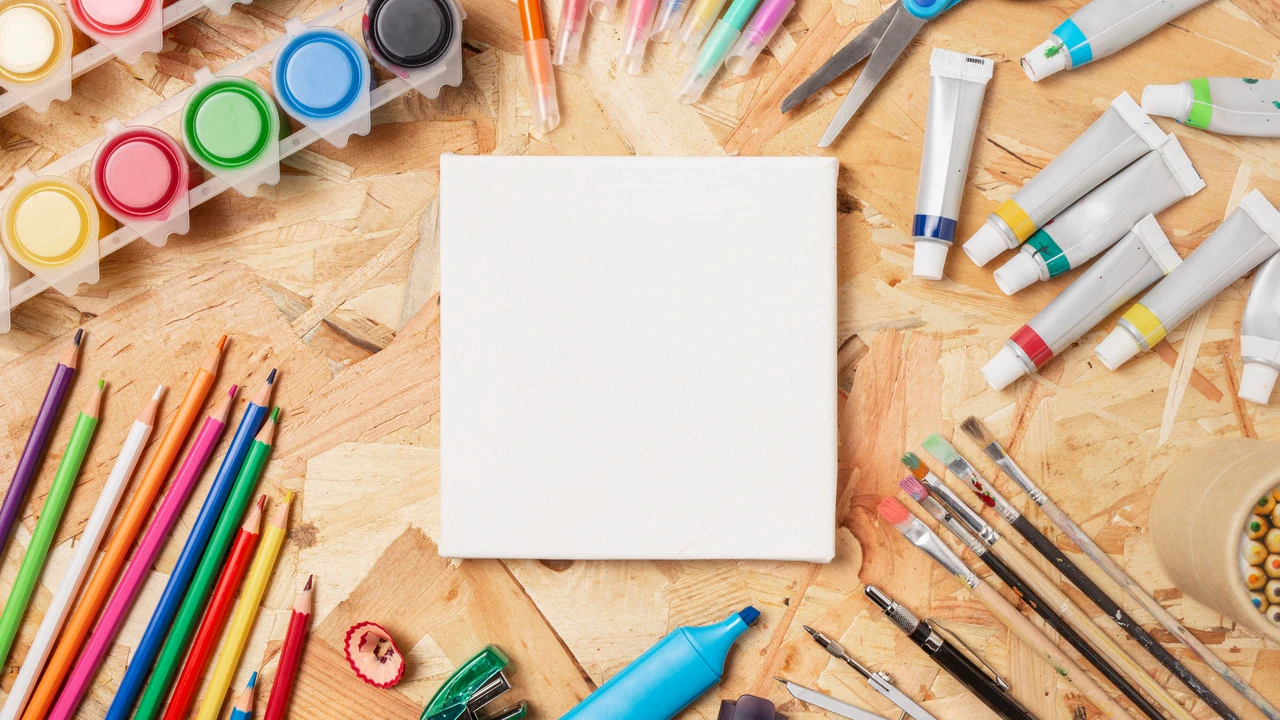 feuille blanche entourée de matériel pour dessiner, peindre et coller