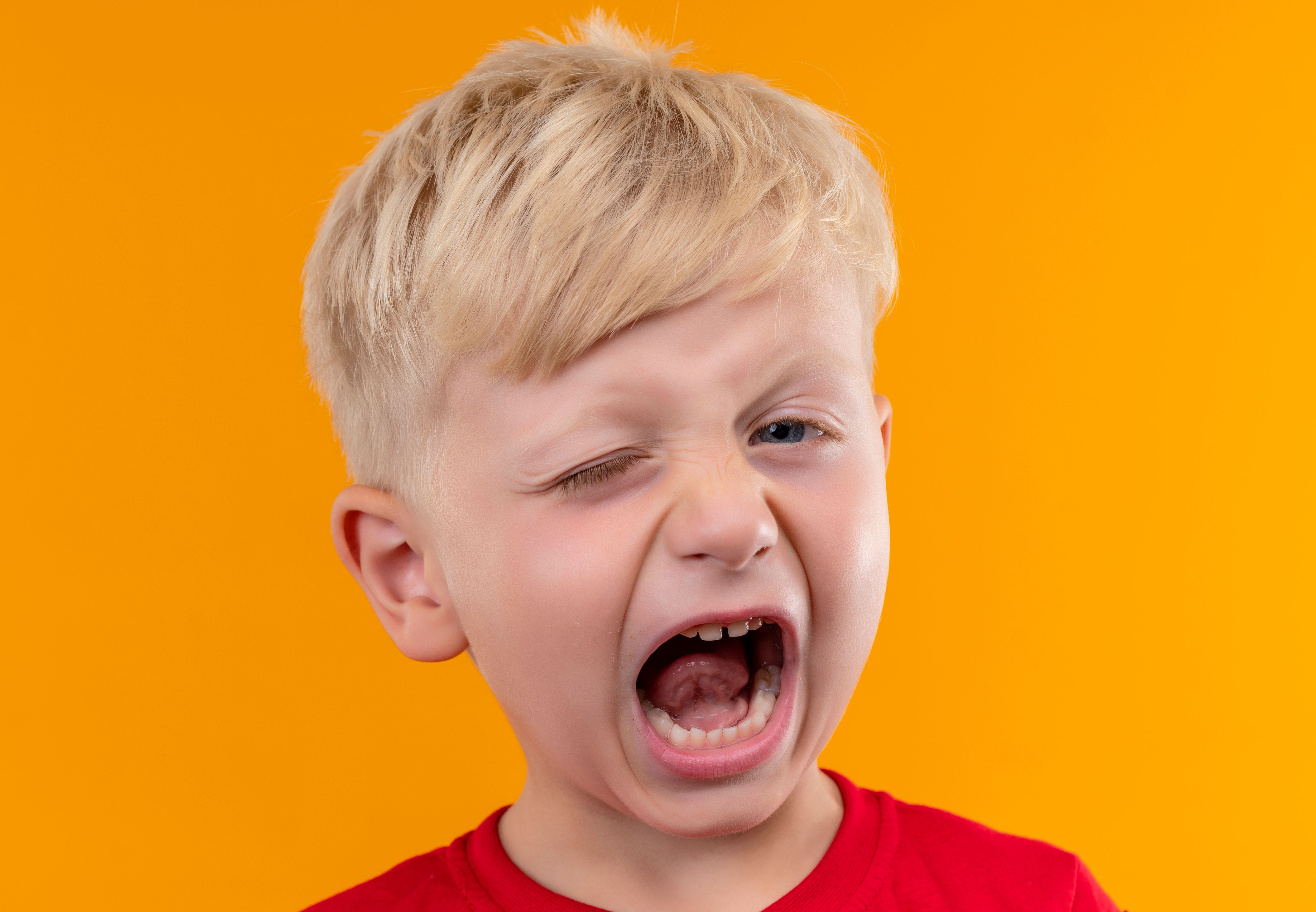 enfant qui crie, fait une colère, pleure