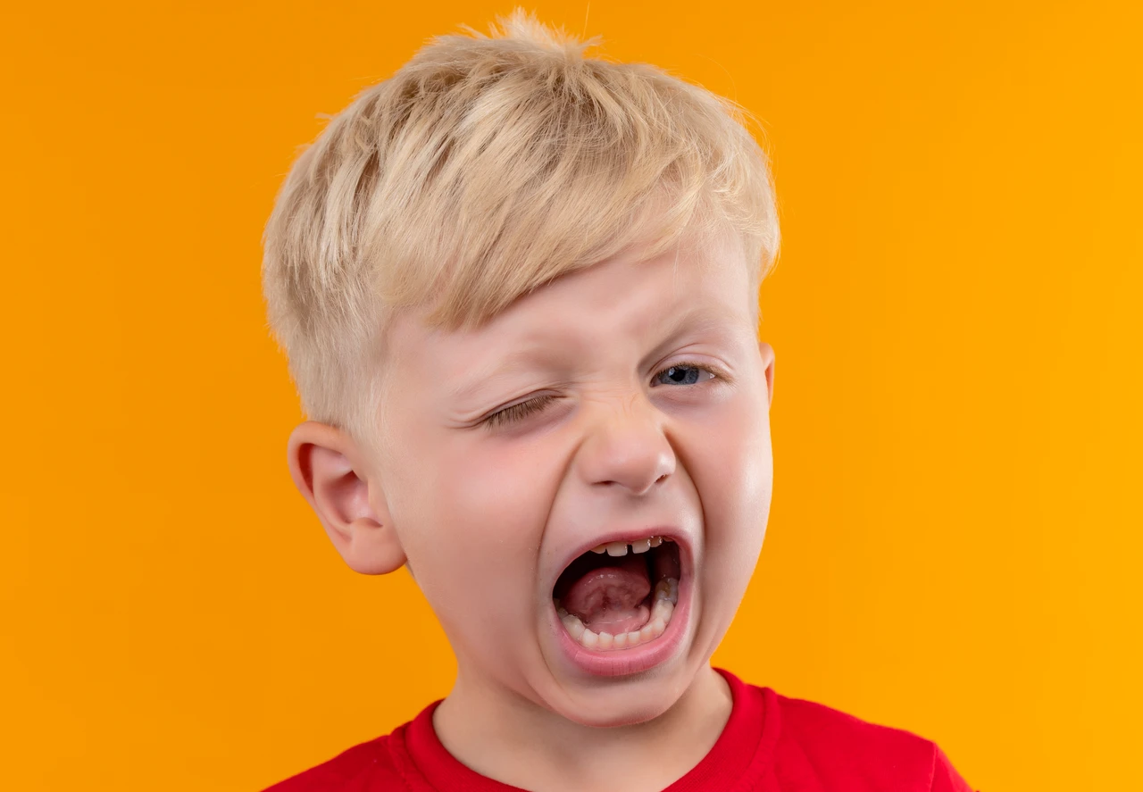 enfant qui crie, fait une colère, pleure