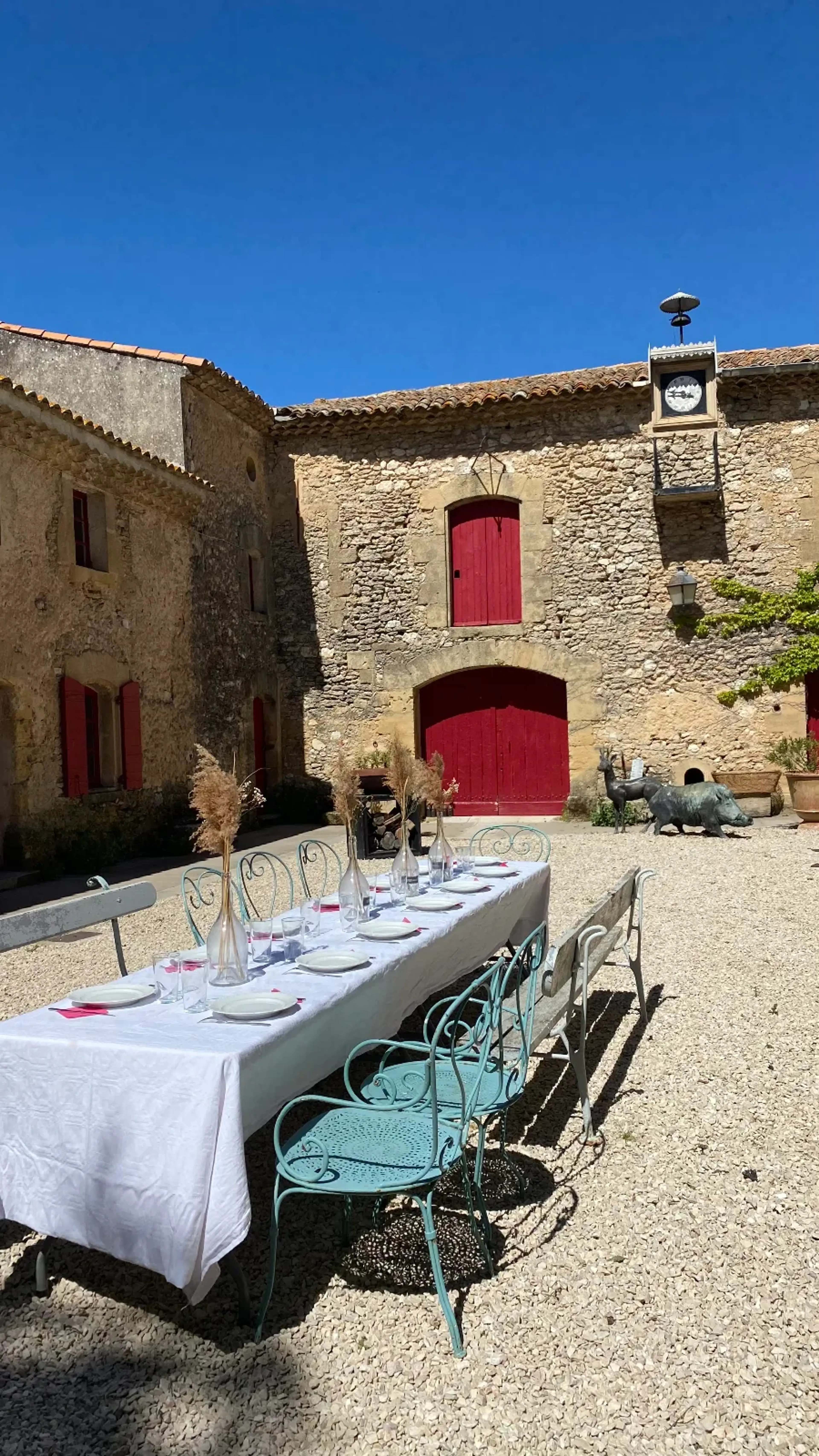 Cour et salle de chasse 