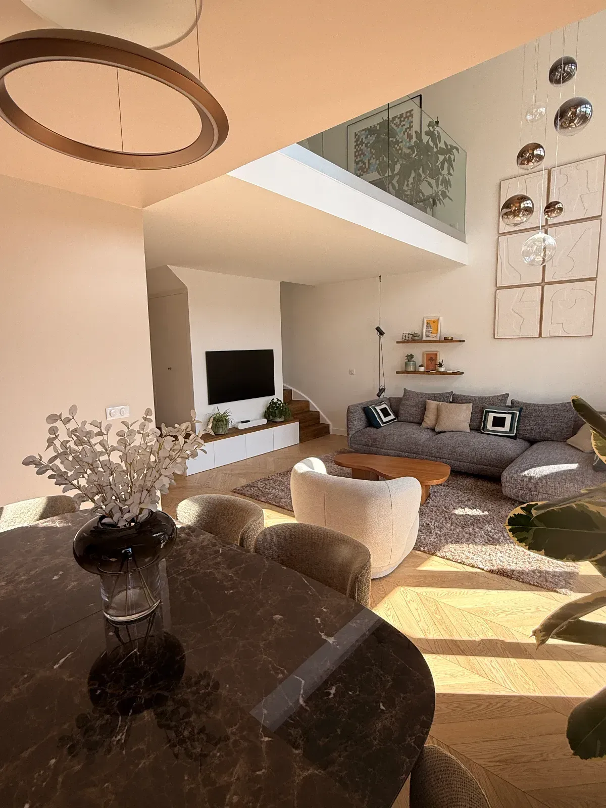 Appartement Duplex Chaleureux avec Terrasse à Clichy, Paris