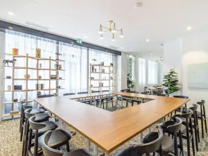 Intimate 60 m² Meeting Room in the Heart of Paris