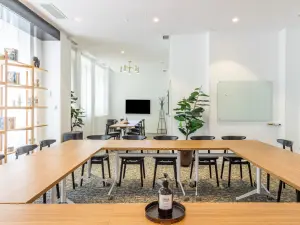 Intimate 60 m² Meeting Room in the Heart of Paris