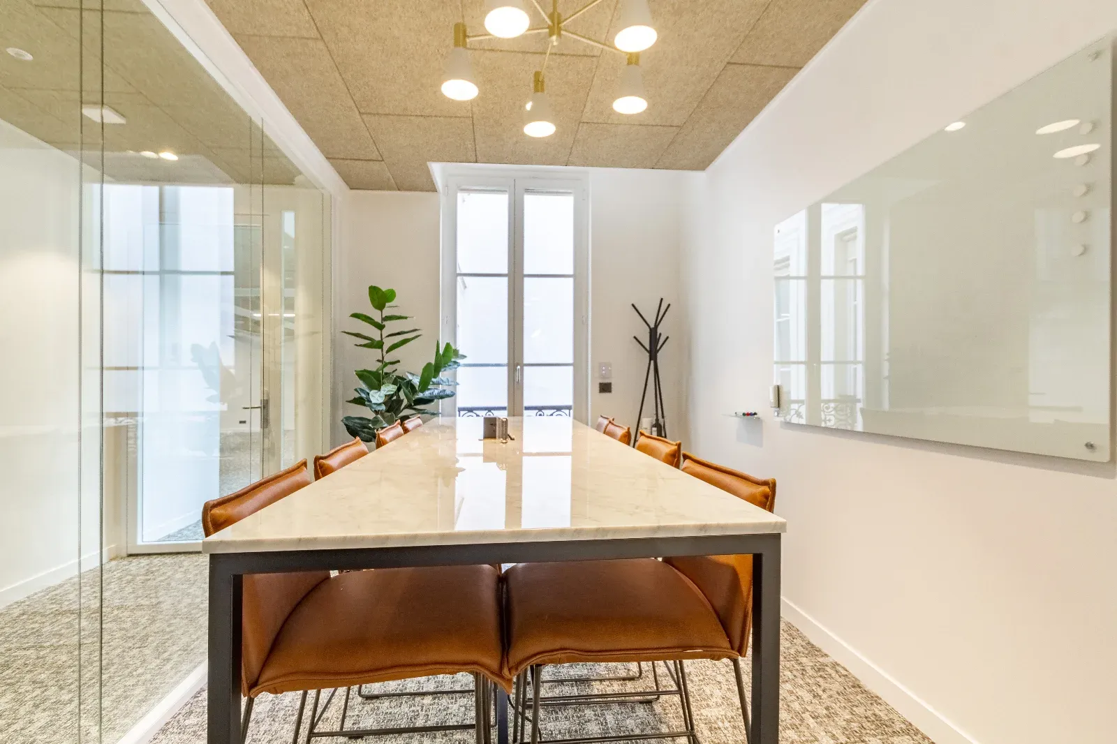 Petite Salle de Réunion au Cœur de Paris