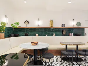 Co-working Space in Paris 2nd Arrondissement – 16 m²