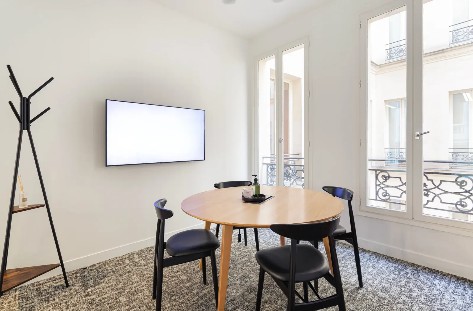 Co-working Space in Paris 2nd Arrondissement for Meetings and Workshops