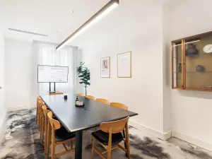 Salle de réunion intime de 19 m² à Paris 8e