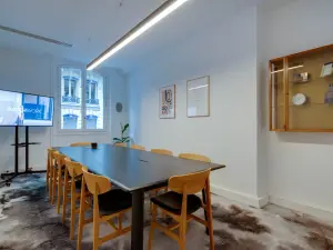 Petite salle de réunion à Paris 8e — 19 m² pour événements pro