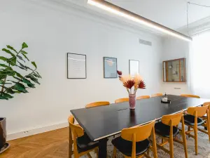 Intimate 25 m² Meeting Room in Paris 8th