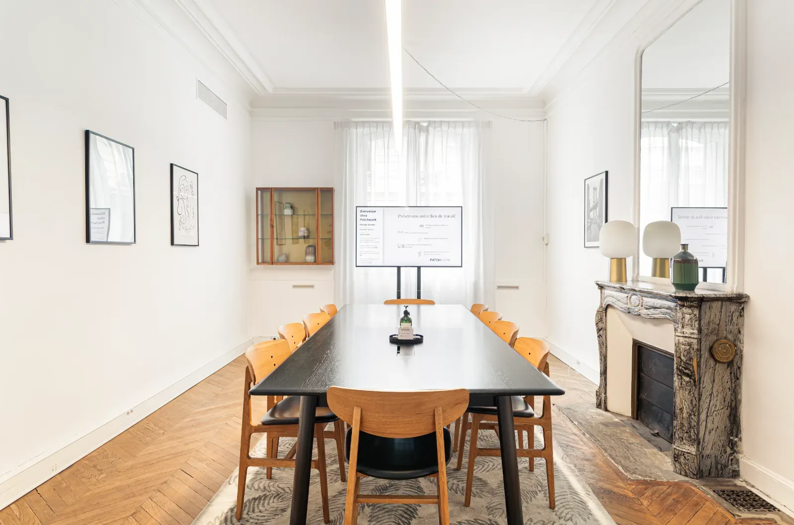 Intimate 25 m² Meeting Room in Paris 8th