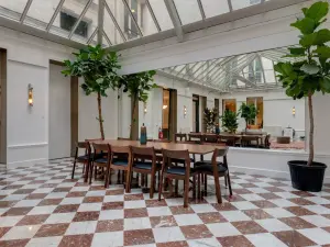 Intimate 25 m² Meeting Room in Paris 8th