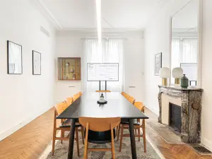 Intimate 25 m² Meeting Room in Paris 8th