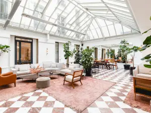 Small Meeting Room in Paris 8th - 12m² Business Space