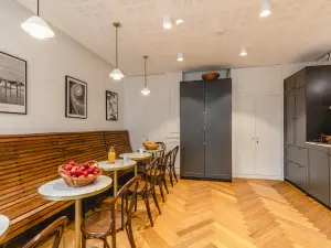 Small Meeting Room in Paris 8th - 12m² Business Space