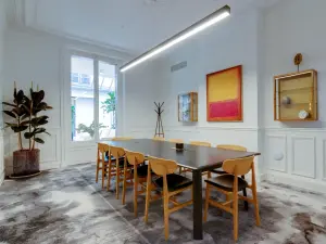 Small Meeting Room in Paris 8th - 12m² Business Space