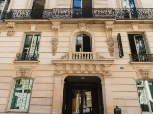 Salle de Réunion Intime de 34 m² à Paris 8e