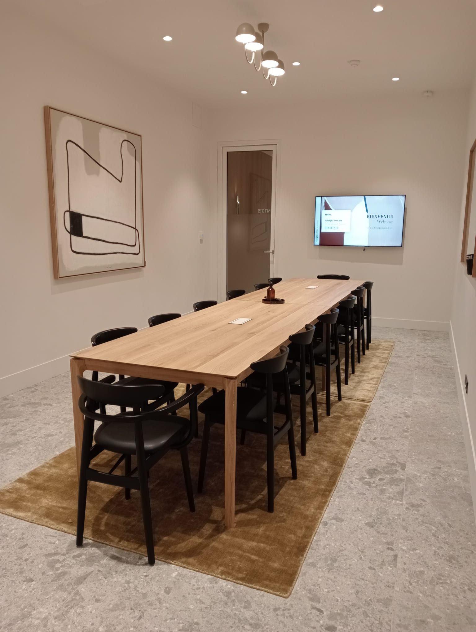 Intimate 15 m² Meeting Room in Paris for Small Business Events
