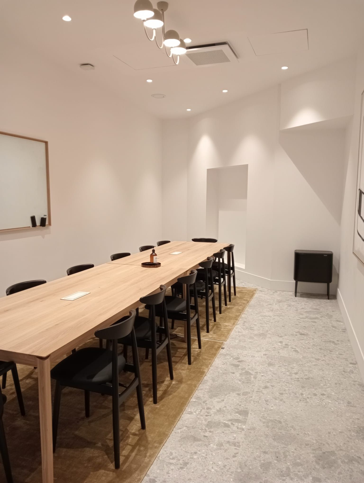 Intimate 15 m² Meeting Room in Paris for Small Business Events