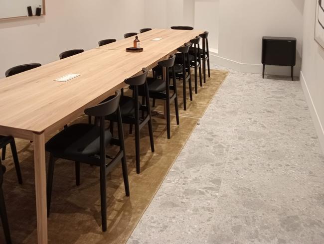 Intimate 15 m² Meeting Room in Paris for Small Business Events