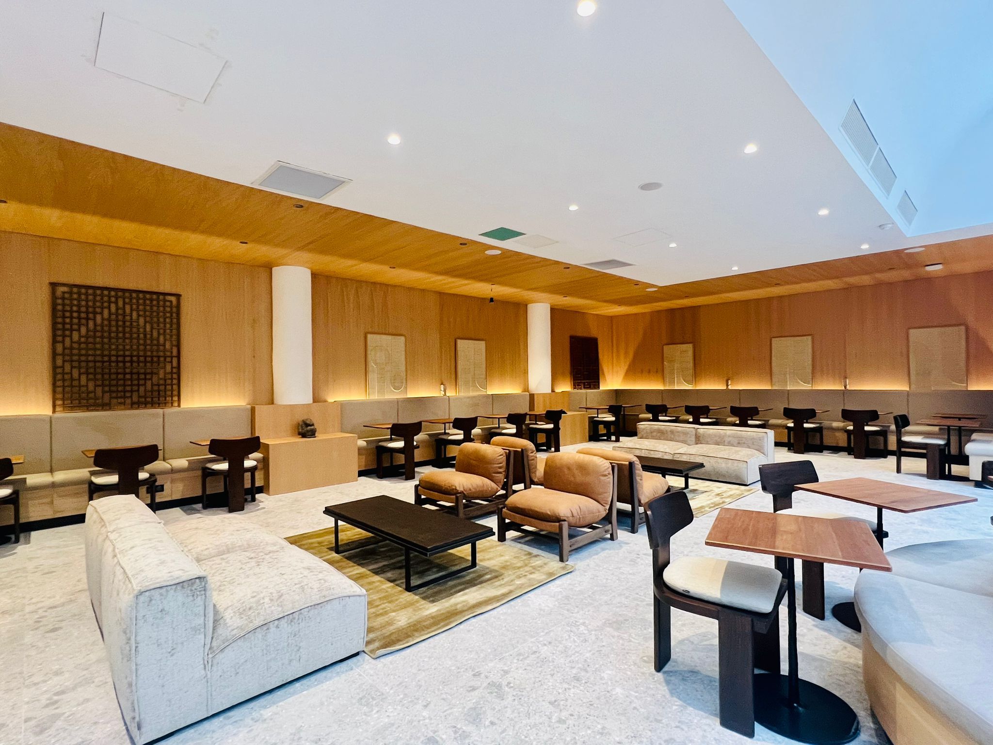 Intimate 15 m² Meeting Room in Paris for Small Business Events