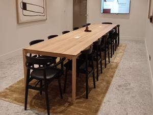 Intimate 15 m² Meeting Room in Paris for Small Business Events