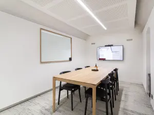 Intimate 13 m² Meeting Room in Paris for Small Business Events