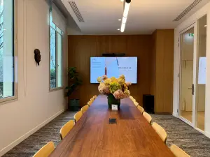 Intimate Meeting Room in Paris 9th — 28 m² for Business Events
