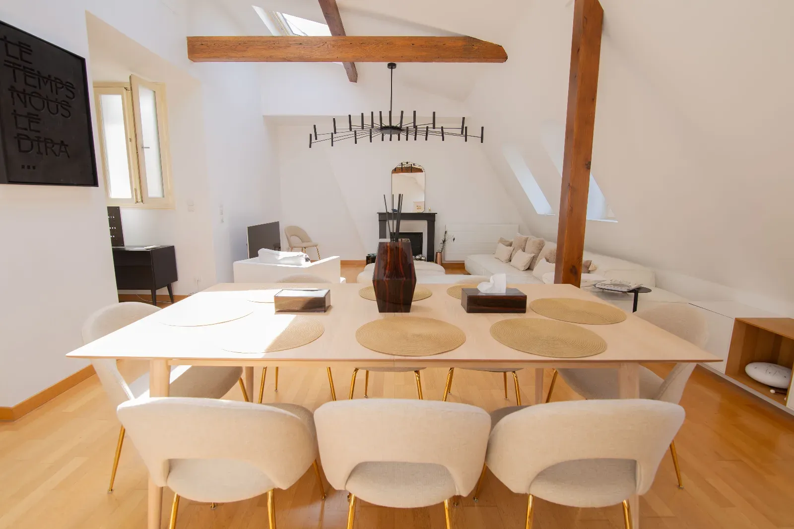Loft de style haussmannien avec vue sur la ville dans le Triangle d'Or à Paris