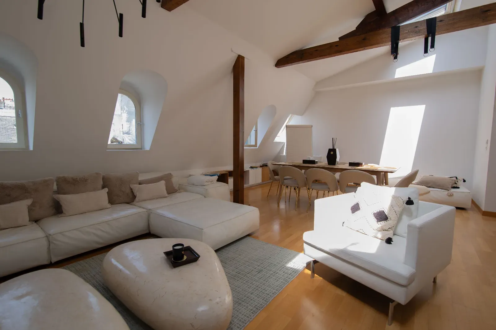 Loft de style haussmannien avec vue sur la ville dans le Triangle d'Or à Paris