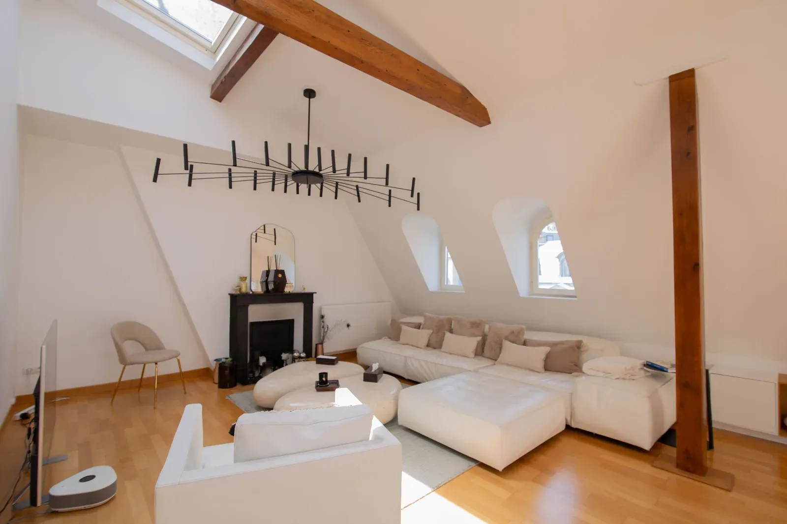 Loft de style haussmannien avec vue sur la ville dans le Triangle d'Or à Paris