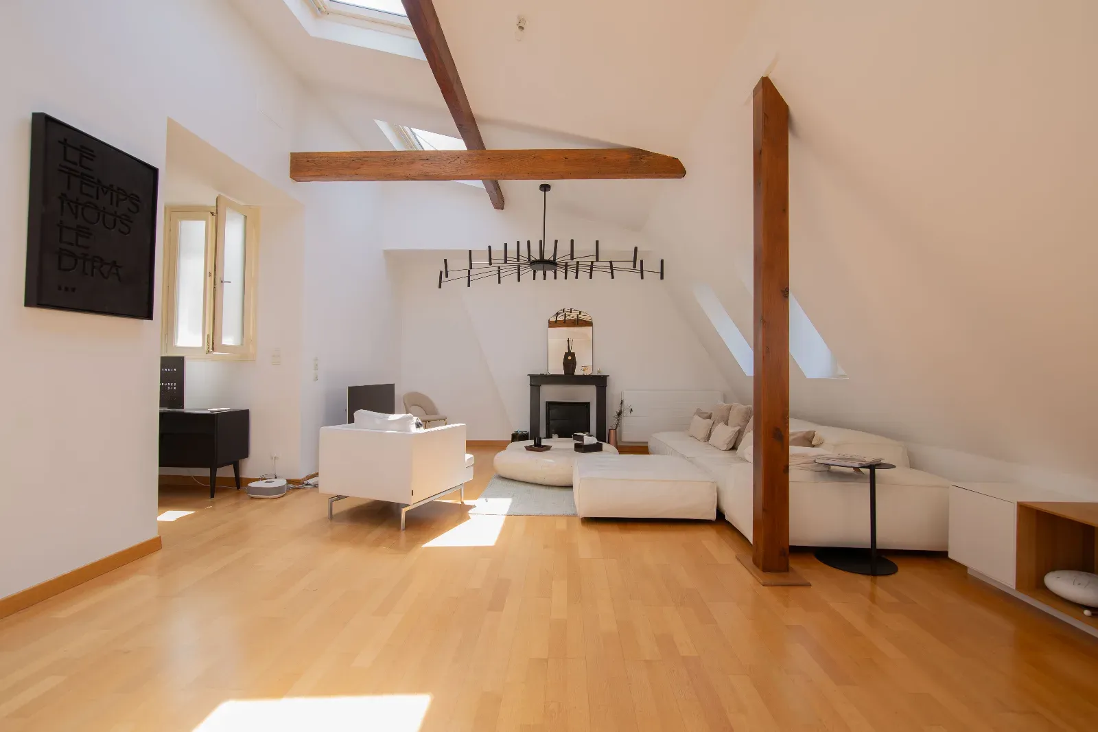 Loft de style haussmannien avec vue sur la ville dans le Triangle d'Or à Paris