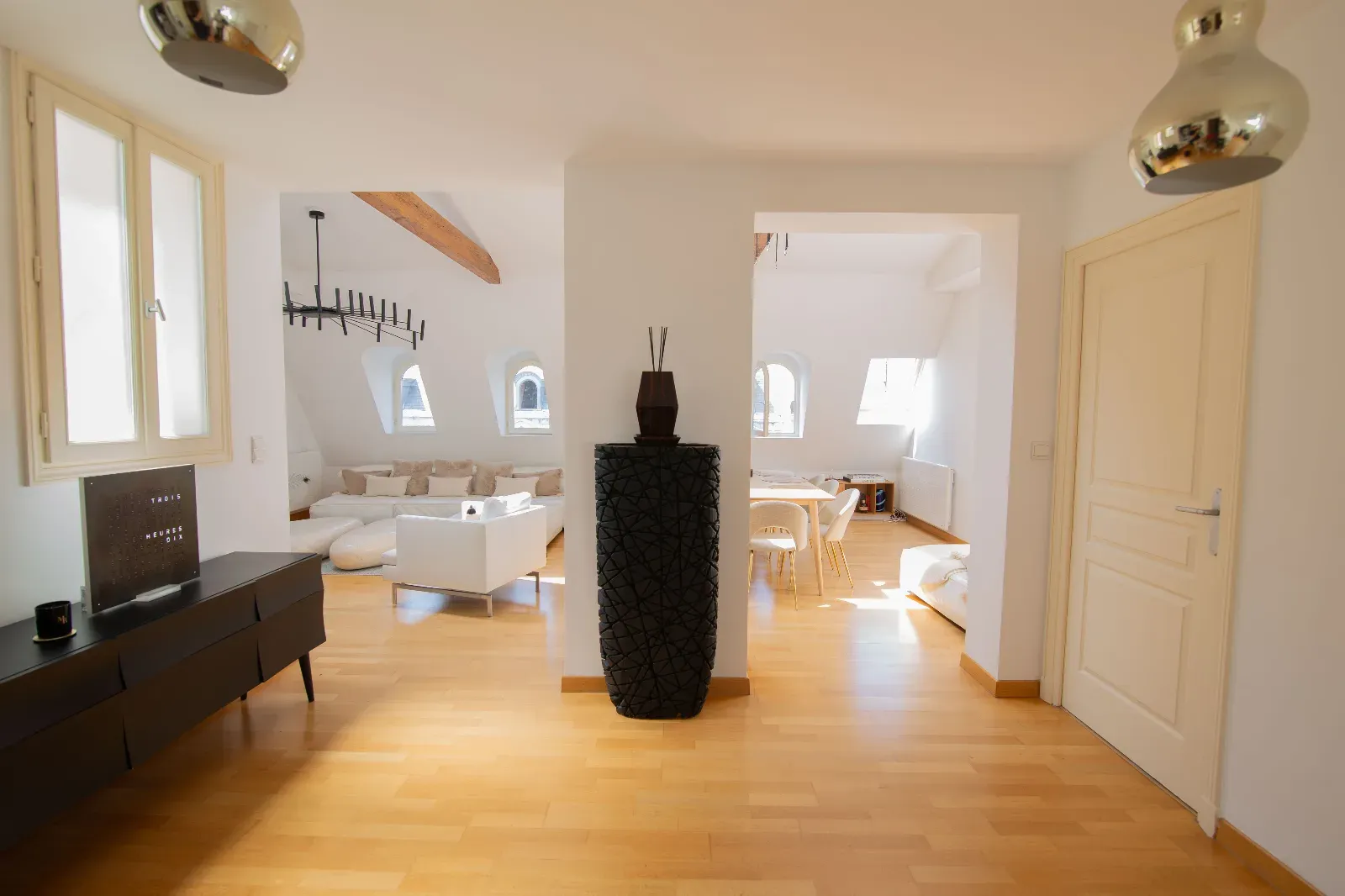 Loft de style haussmannien avec vue sur la ville dans le Triangle d'Or à Paris