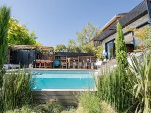 Contemporary House with Pool and Garden 5 km from Paris