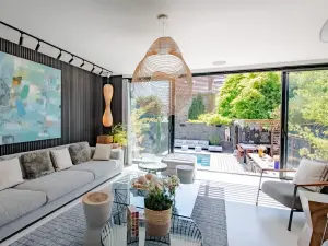 Contemporary House with Pool and Garden 5 km from Paris