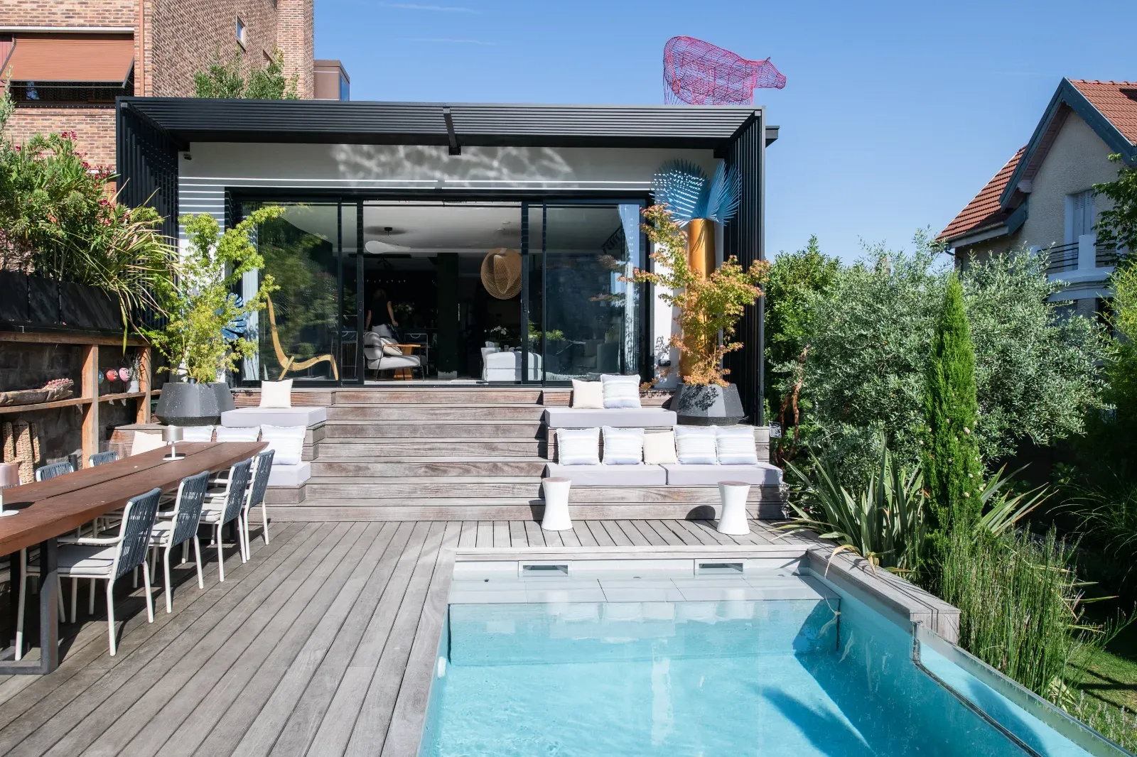 Contemporary House with Pool and Garden 5 km from Paris