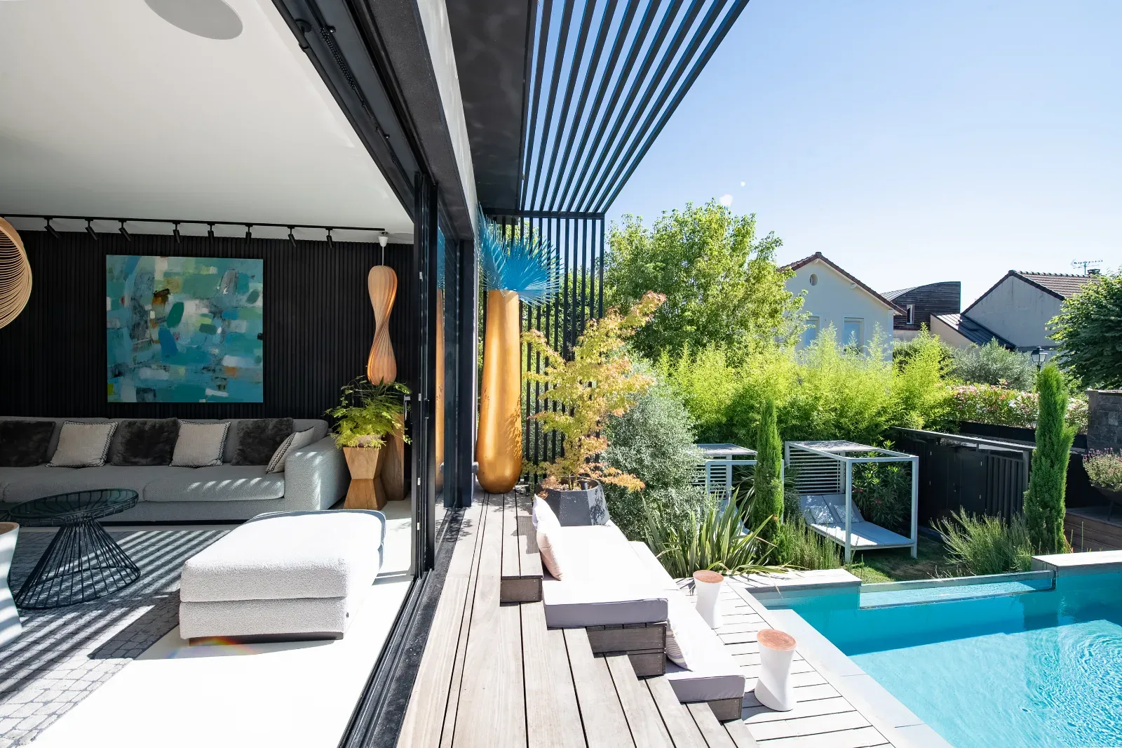 Contemporary House with Pool and Garden 5 km from Paris