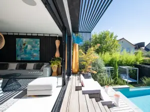Contemporary House with Pool and Garden 5 km from Paris