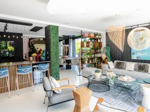 Contemporary House with Pool and Garden 5 km from Paris