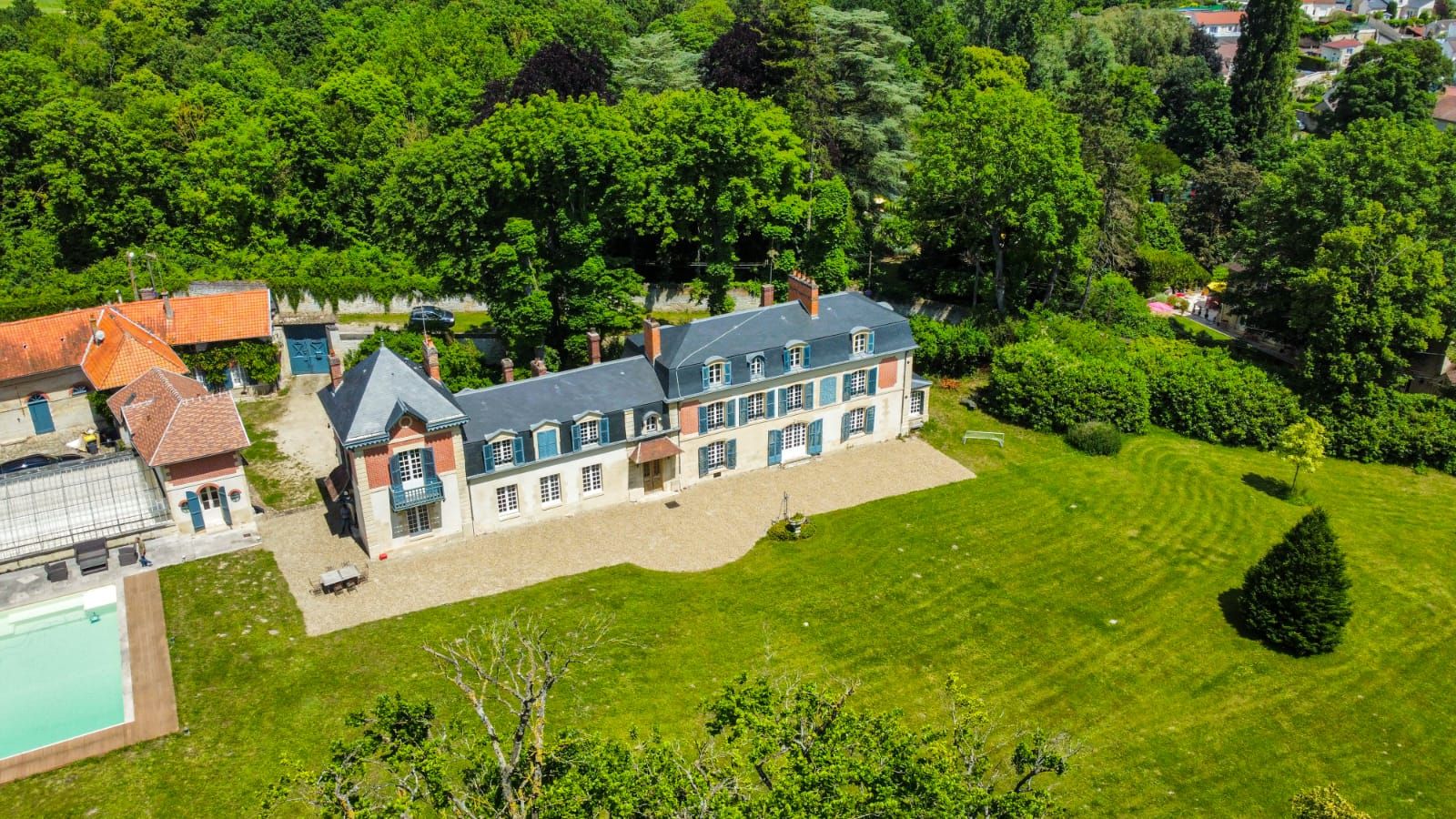 Manoir Near Chantilly: Elegant Estate for Events 45 Minutes from Paris