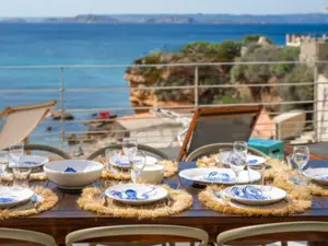Villa Contemporaine en Bord de Mer à Marseille — Lieu d'Exception pour vos Événements