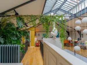 Loft tropical avec jardin intérieur à Paris