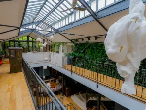 Loft tropical avec jardin intérieur à Paris