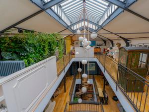 Loft tropical avec jardin intérieur à Paris