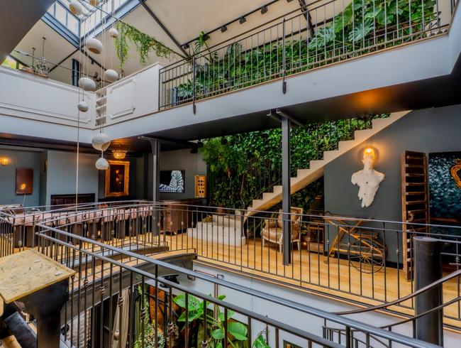 Loft tropical avec jardin intérieur à Paris